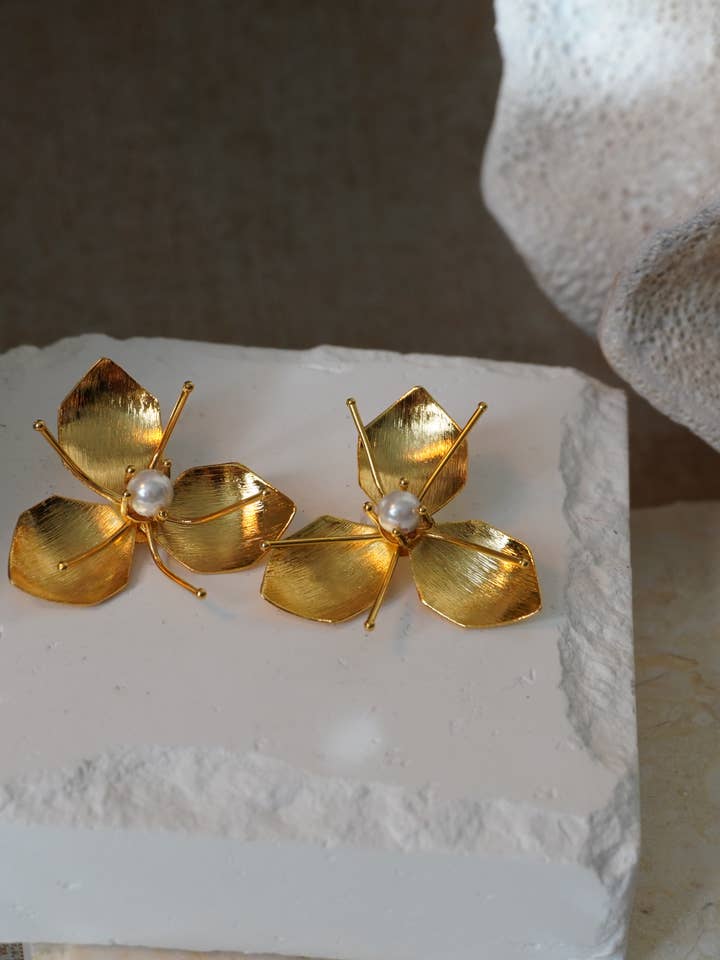 Boucles d'oreilles fleur de perle – Détail romantique, prêtes pour la mariée pour la vente par Heliconia Boutique