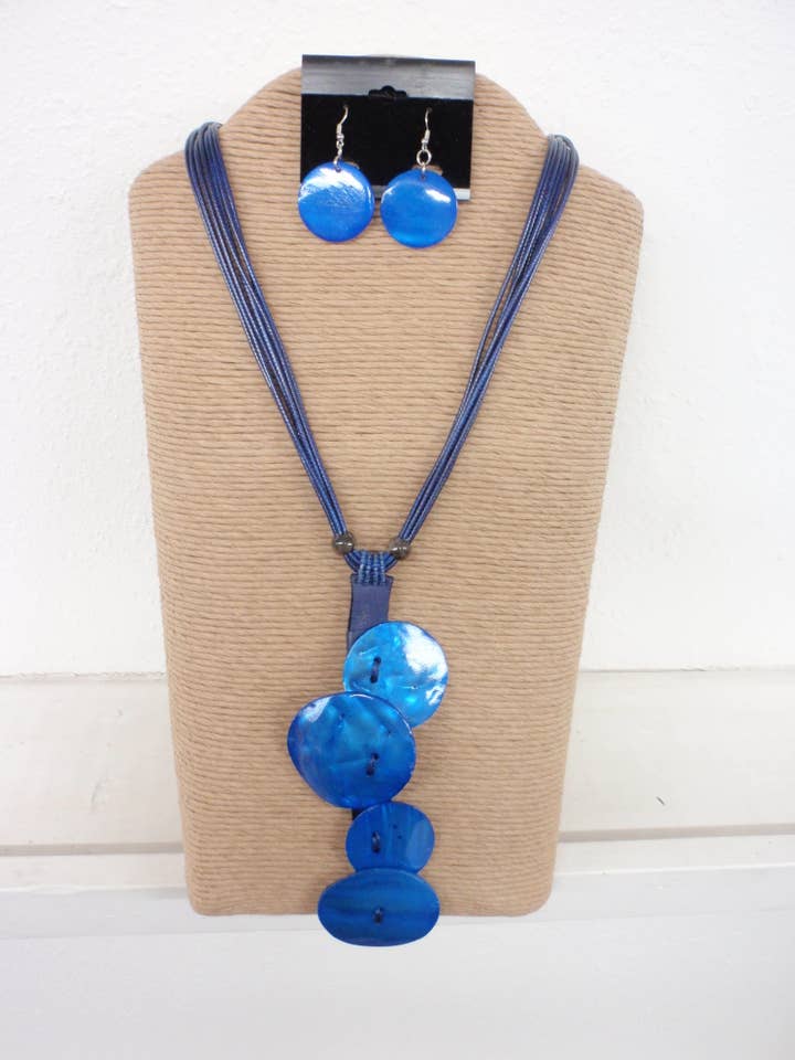 CONJUNTO DE COLAR DE CONCHAS AZUIS REDONDAS DE CORDÃO AZUL DE SETE FIOS 19281 por atacado de International Duru's