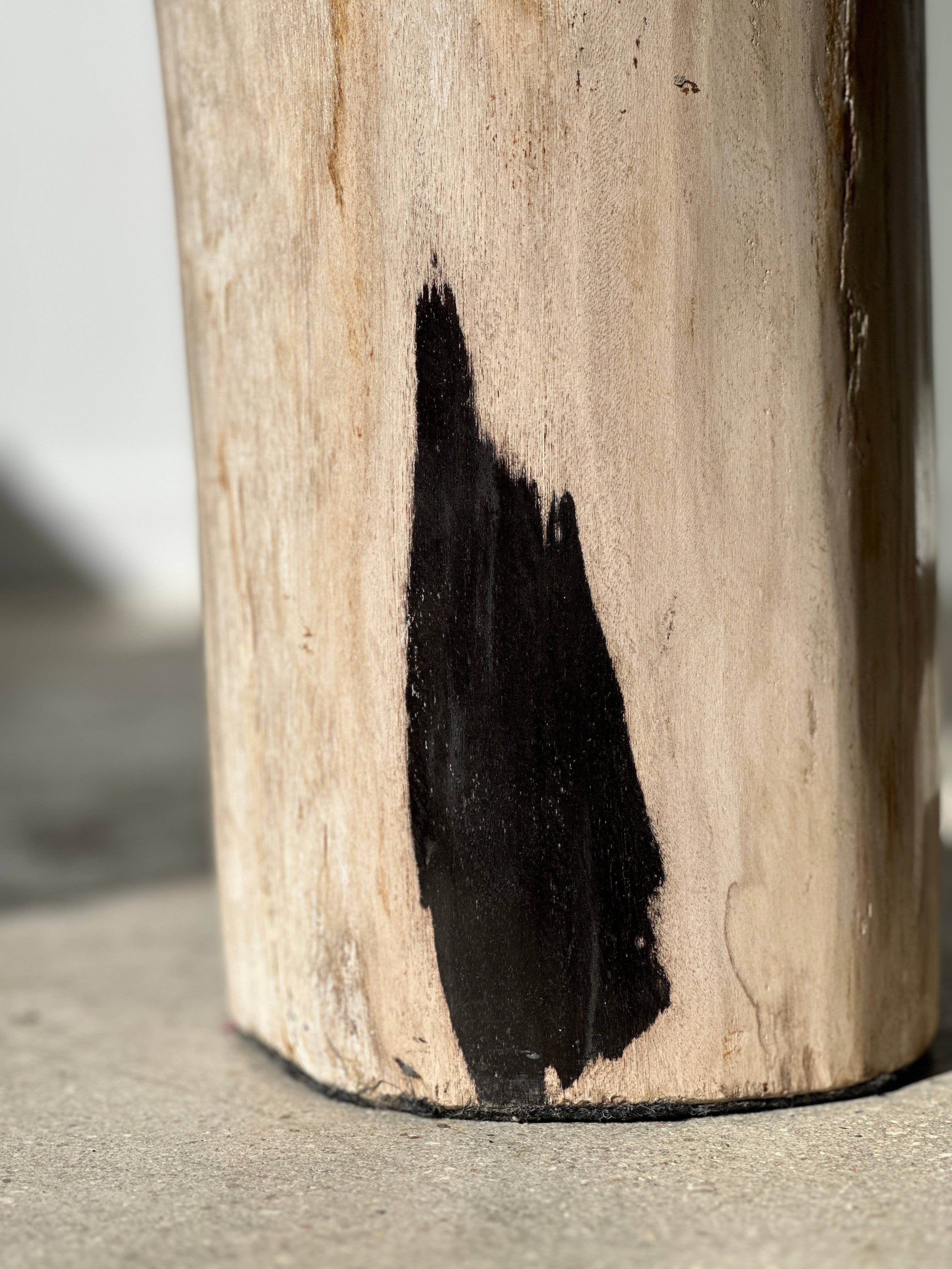 Office Objets - Wholesale Side Table - White petrified wood side table with black spots H:27.5 D:1820