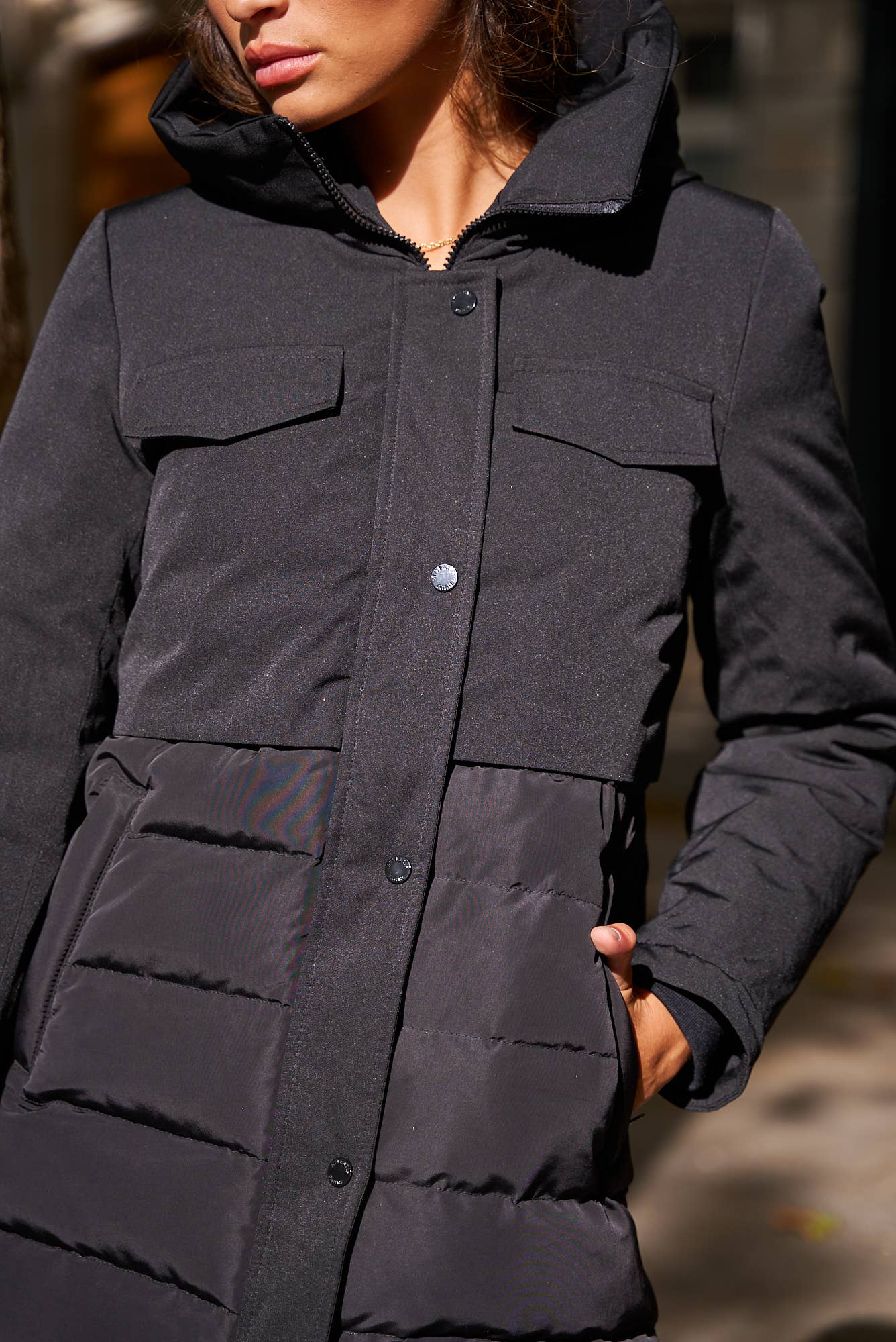 Attentif Paris – Großhandel Parka – Damen – Kurzer gesteppter Parka mit Kapuze17