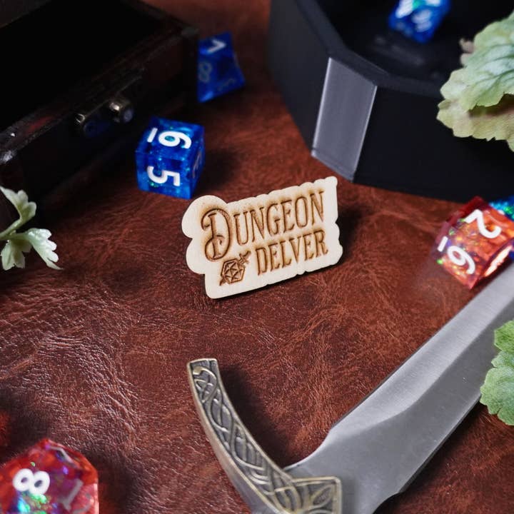 Minva Tabletop Design Co – Großhandel Anstecker/Button – Holznadel „Dungeon Delver“4
