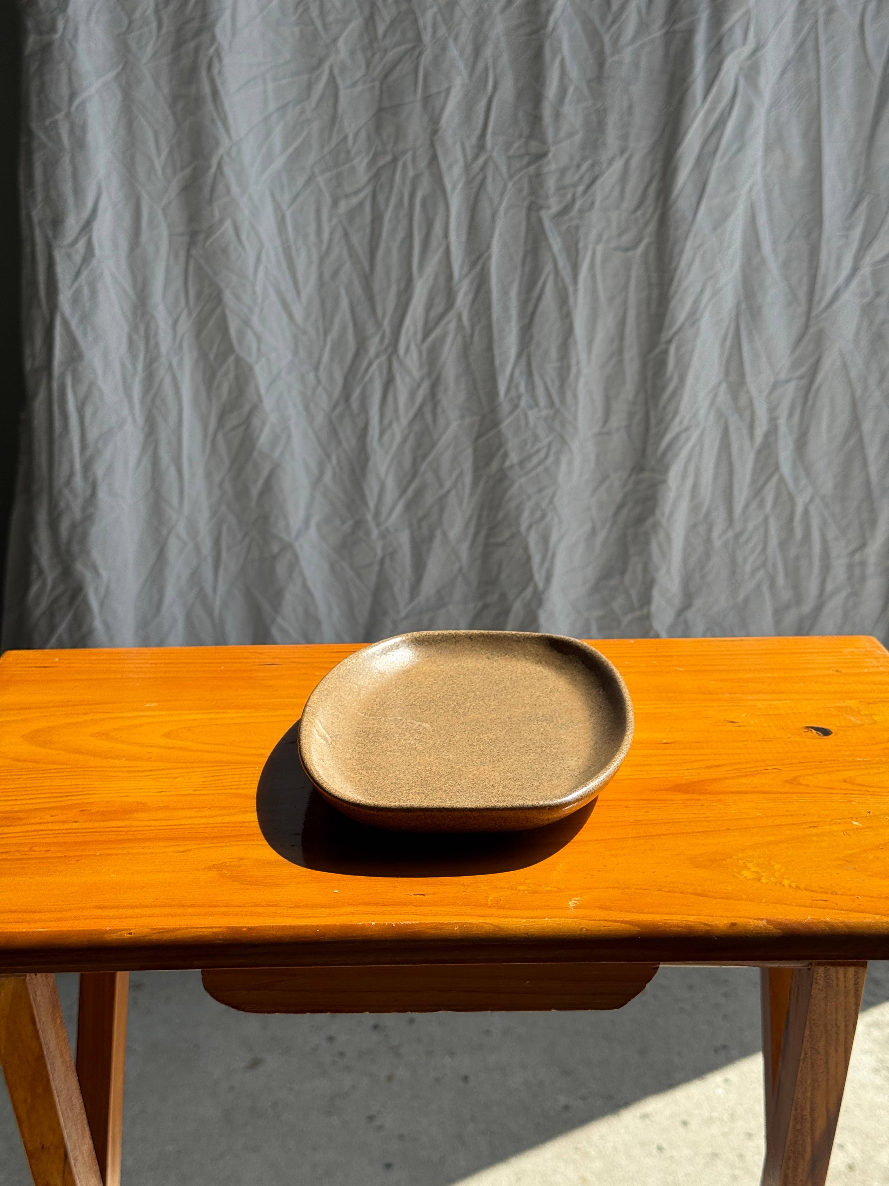Small oval dish with speckled brown rectangular edges for wholesale on Faire5