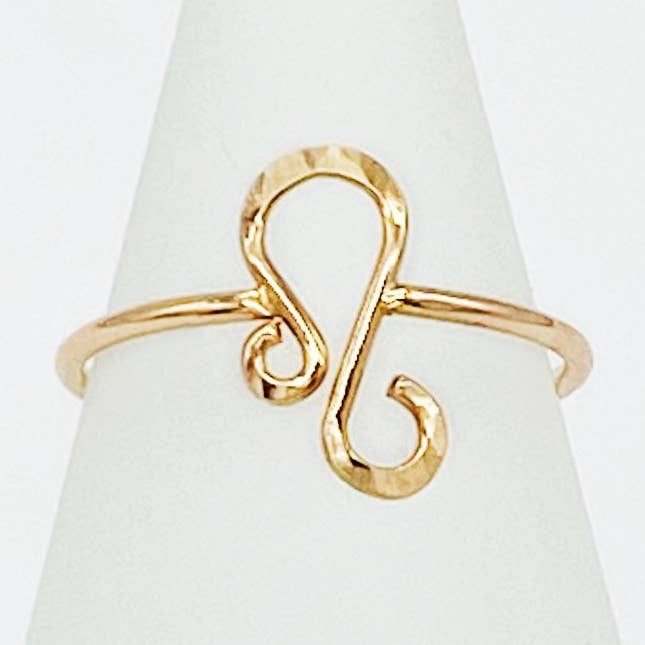 Bague Leo | Bague Zodiaque en or 14 carats pour la vente par From Brooklyn With Love