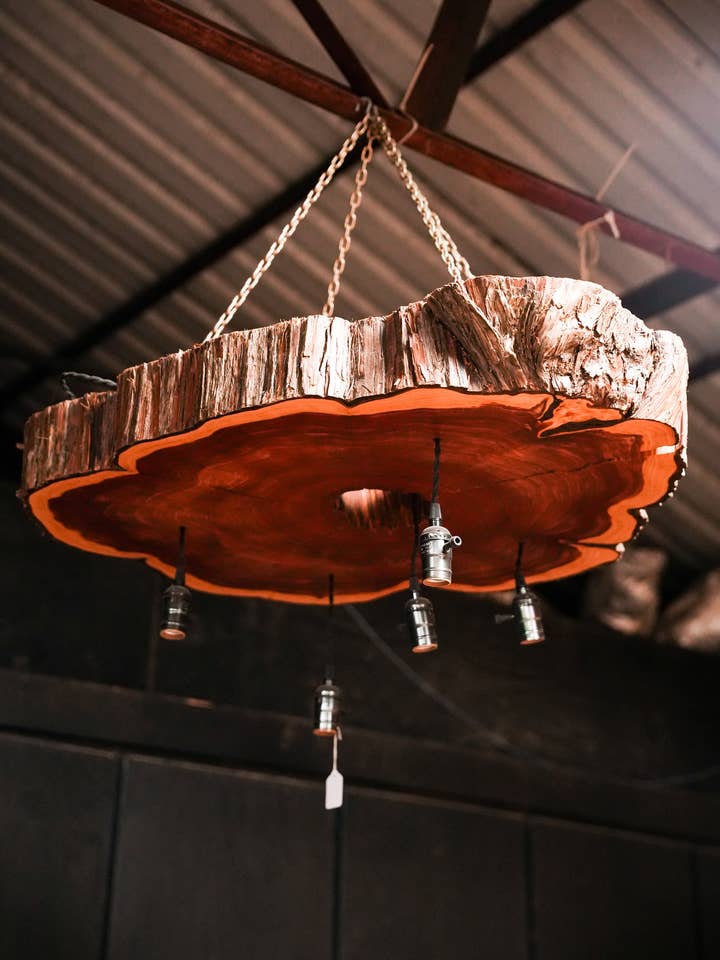 Lustre rond en cèdre pour la vente par Tin Roof Kitchen & Home