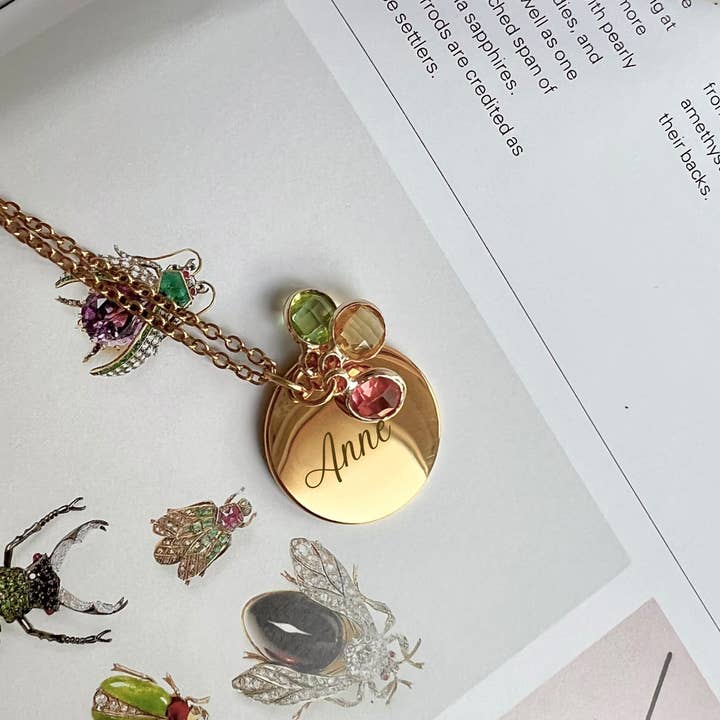 Collar de moneda de oro grabada con piedra de nacimiento personalizada para venta al por mayor de Rossie Jewellery