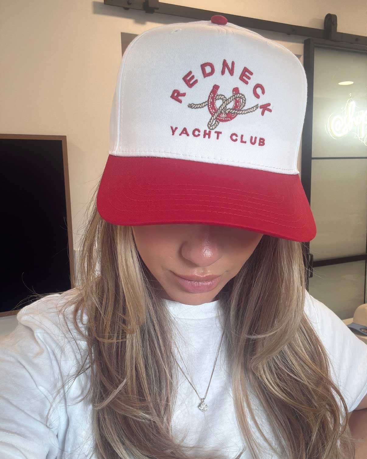 Sundrop – Engroshandel Hattetilbehør - Dame – Redneck Yacht Club Rød Broderet Hat3
