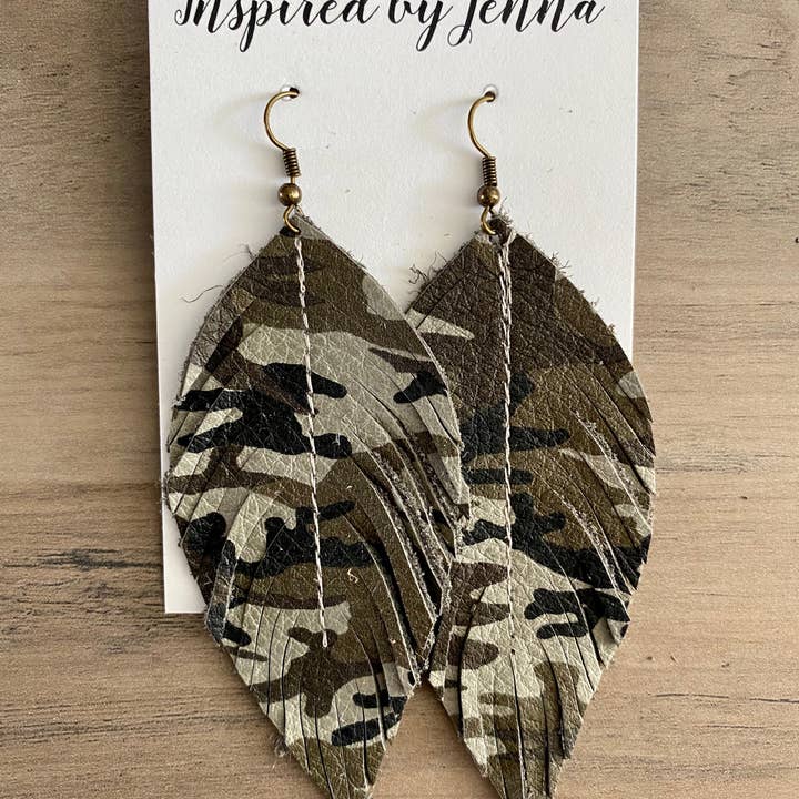 Inspired by Jenna - Venta al por mayor Pendientes colgantes - Pendientes de plumas de piel de camuflaje verde militar (4 tamaños)