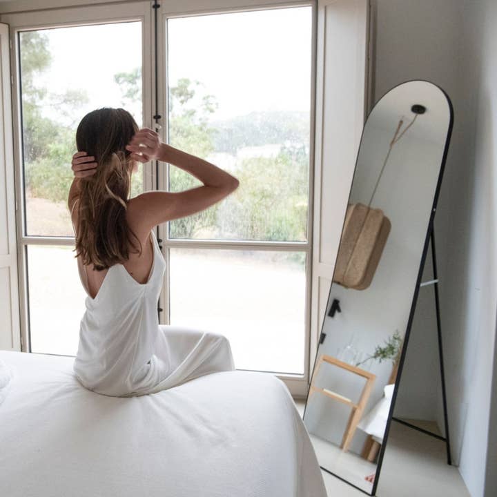 Zwarte metalen staande spiegel voor wholesale door Andrea House