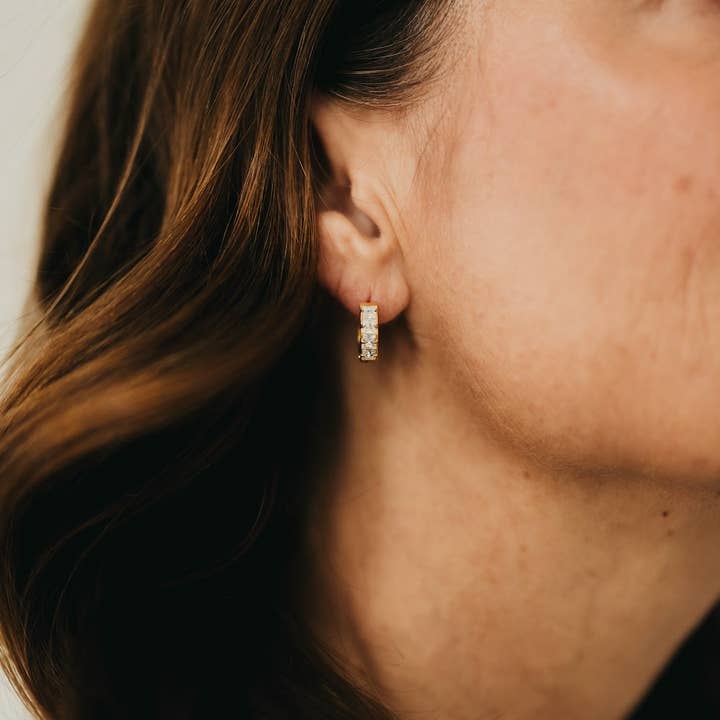 Demi Diamond Huggie Hoops - IMPERMEABILE per la vendita all'ingrosso da parte di Pretty Simple