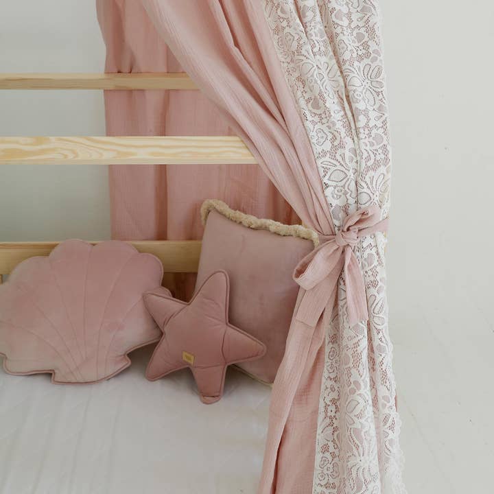 Moi Mili - Vente Ciel de lit – enfant et bébé - Baldaquin Boho « Pink » en mousseline avec dentelle sur le lit4