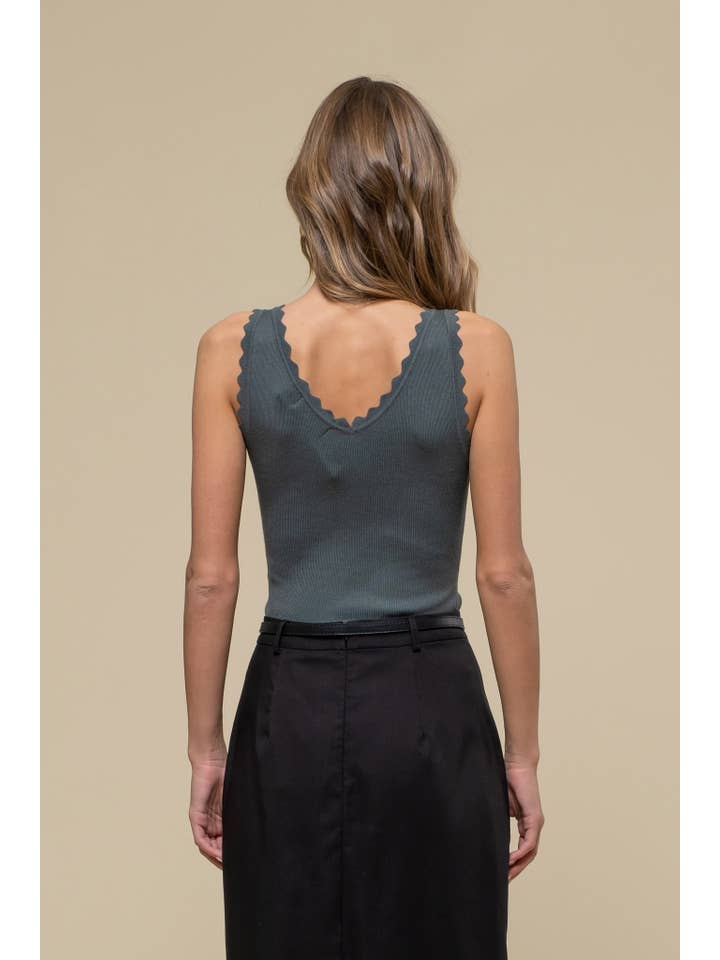 The Workshop Studio – wholesale Stickad topp - Dam – ÄRMLÖS TRÖJA MED KAMMUSSLINGSKANT STICKAD CROP TOP1