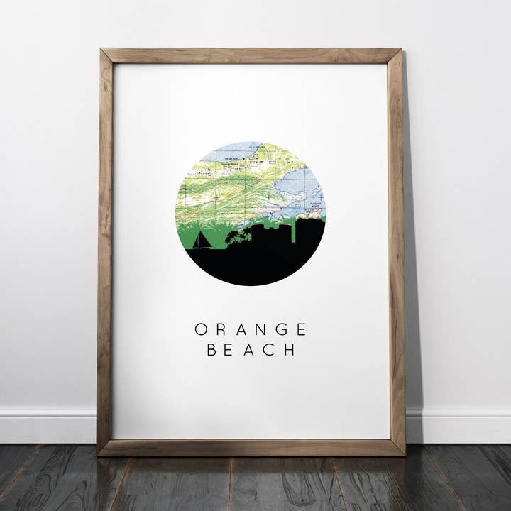 Impression artistique de la ligne d'horizon et de la carte d'Orange Beach en Alabama pour la vente par Paperfinch Design