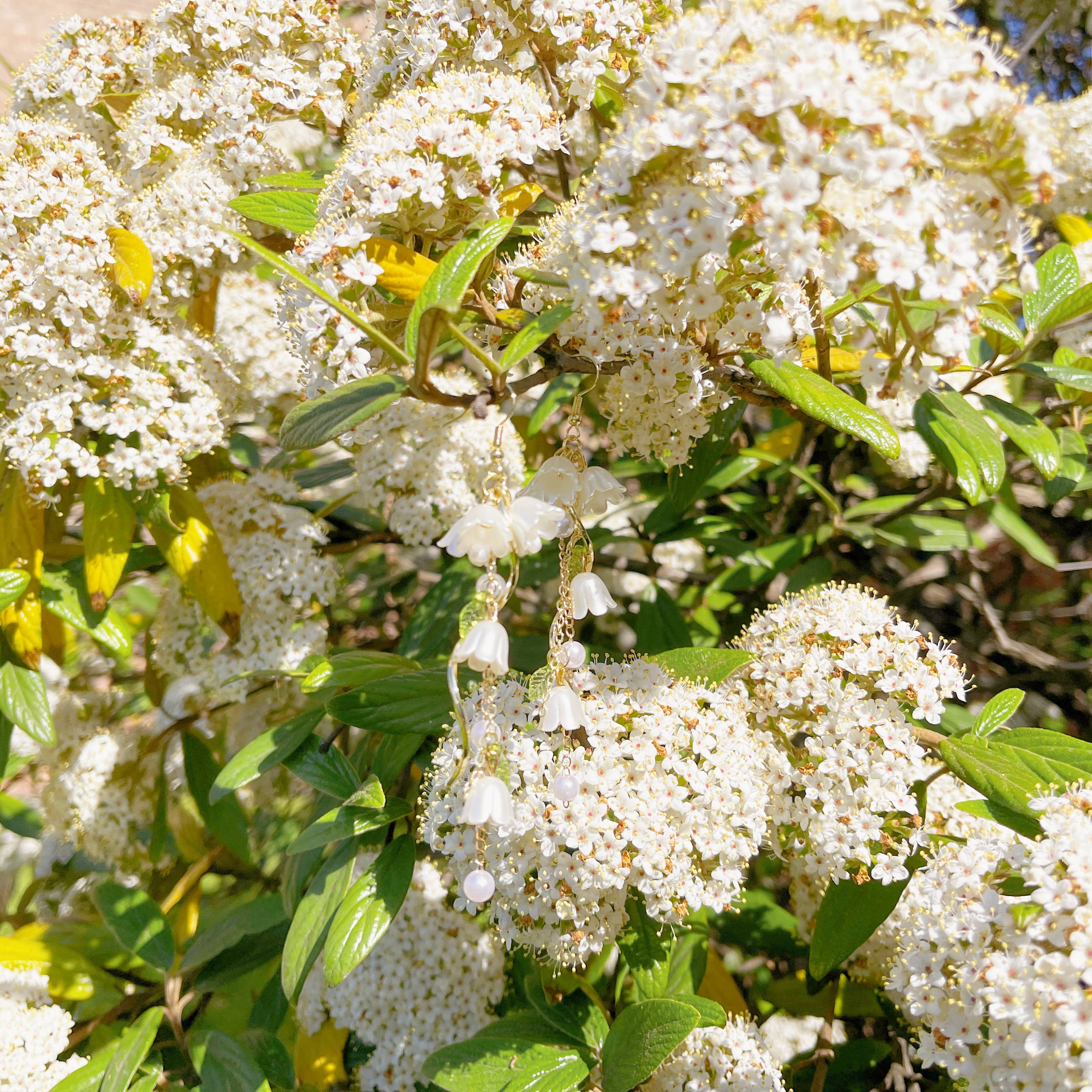 Melange Blanc – wholesale Dangle earrings – E189 lily flower earrings, floral earrings, flower earrings1