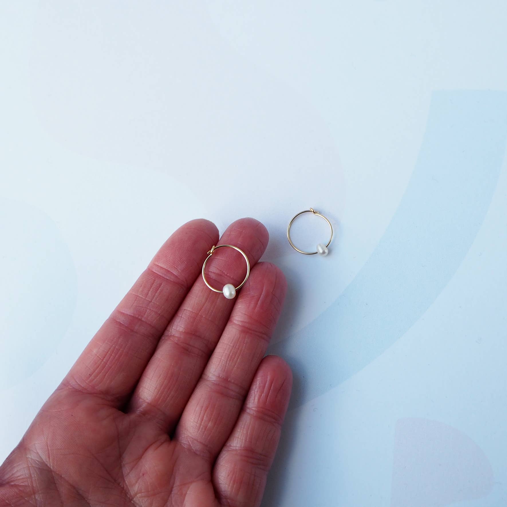 Custom Made - Wholesale Oorringen - Flora Parel Oorringen, gouden hoepel parel oorbellen2