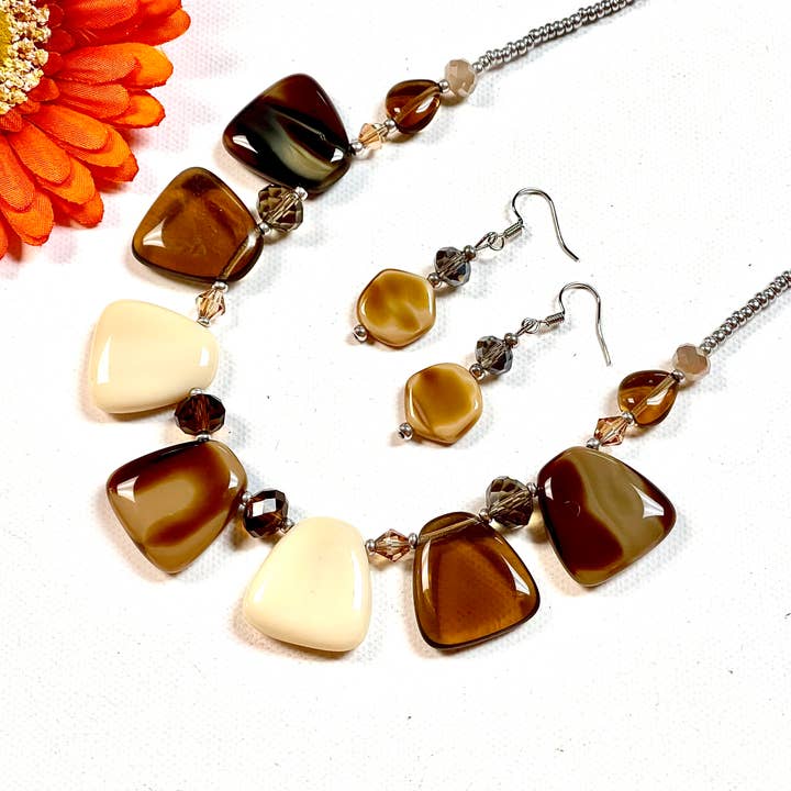 Chunky bohemiska glas uttalande halsband i bruna toner för wholesale av Devi Creations