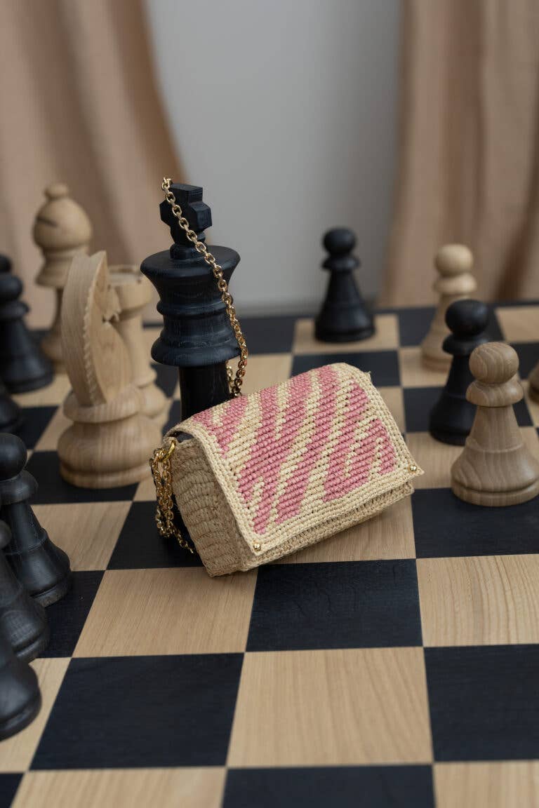 Sanabay – Großhandel Messenger Bag – Damen – Mini Nina Wild Rose Raffia-Tasche mit Kettenriemen4