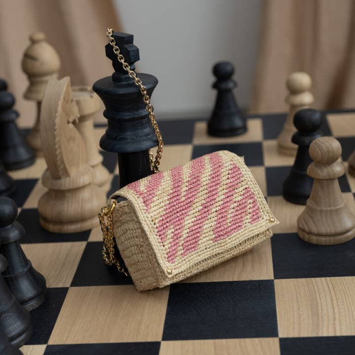 Sanabay – Großhandel Messenger Bag – Damen – Mini Nina Wild Rose Raffia-Tasche mit Kettenriemen4