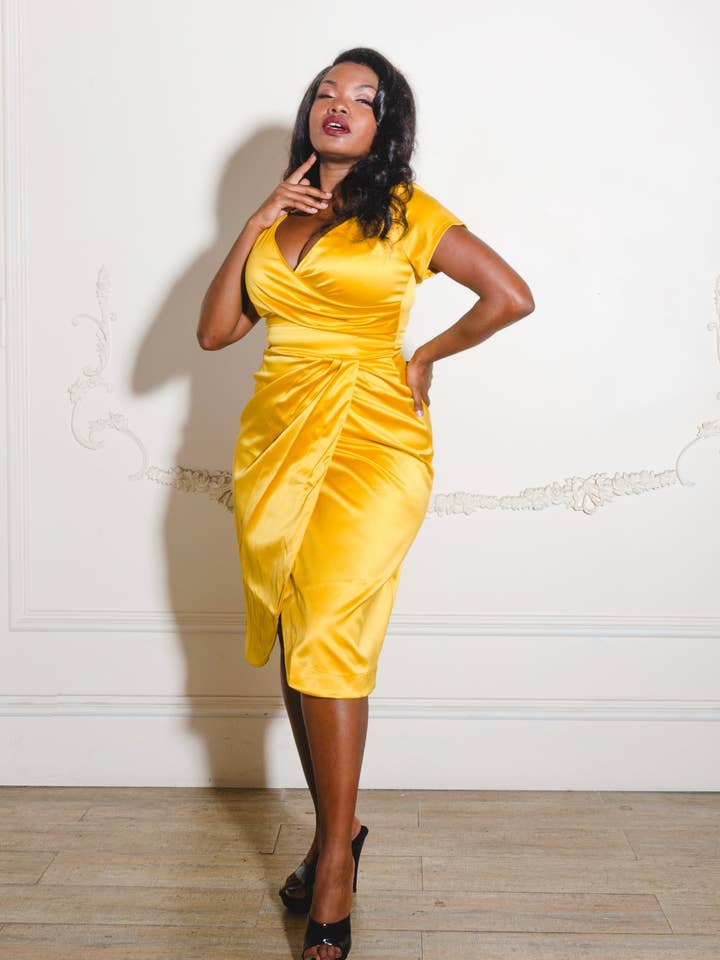 Ava Faux Wrap Wiggle Jurk in Gouden Mosterd Satijn | Pinup Couture voor wholesale door Pinup Couture