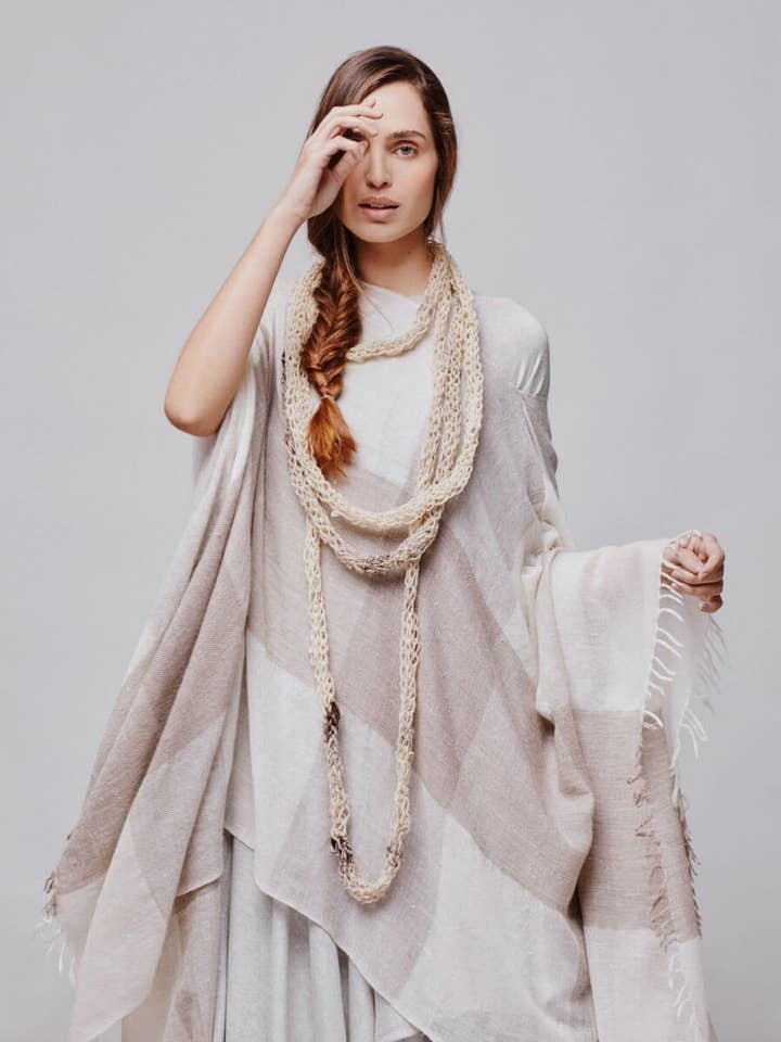 Natürliches - kariertes Kaschmirwickel für den Großhandel von SENSIFY by Laila Sørensen