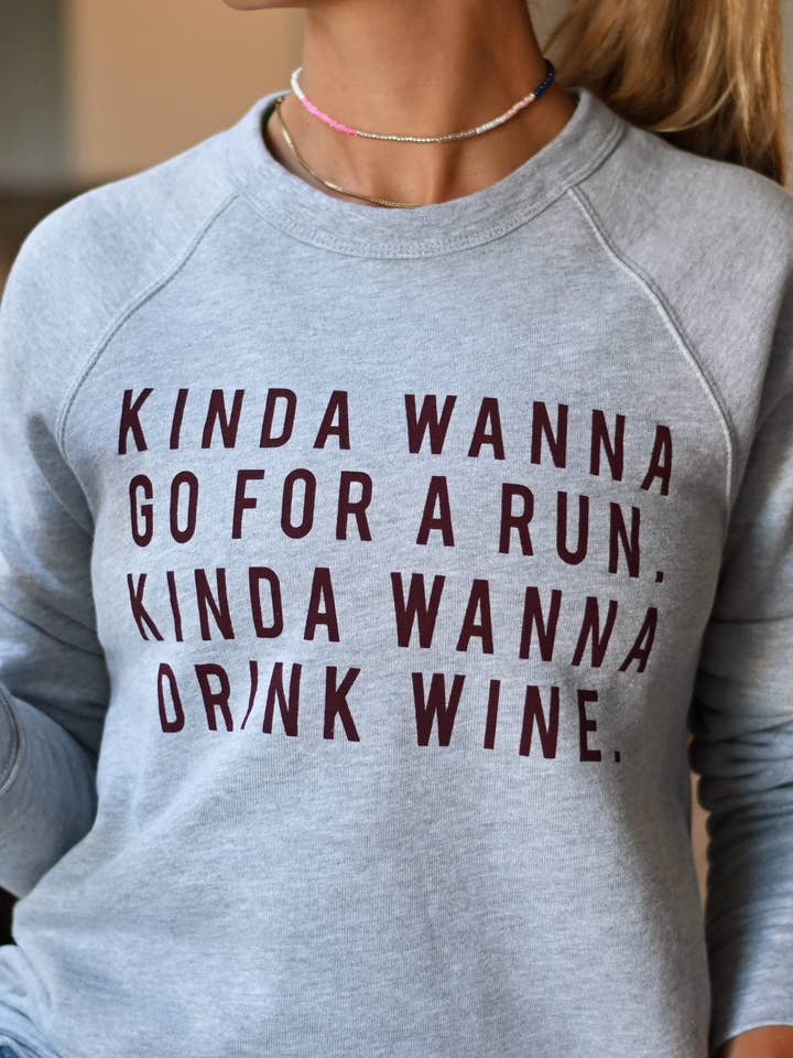 Kinda Wanna Go For a Run, Kinda Wanna Drink Wine Sweatshirt für den Großhandel von Sarah Marie Running Co