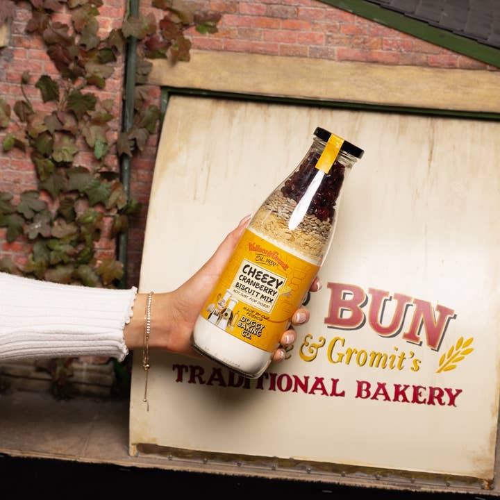 The Doggy Baking Co - Venta al por mayor Chuches - Perros - Mezcla para hornear galletas y arándanos con queso Wallace & Gromit para perros1