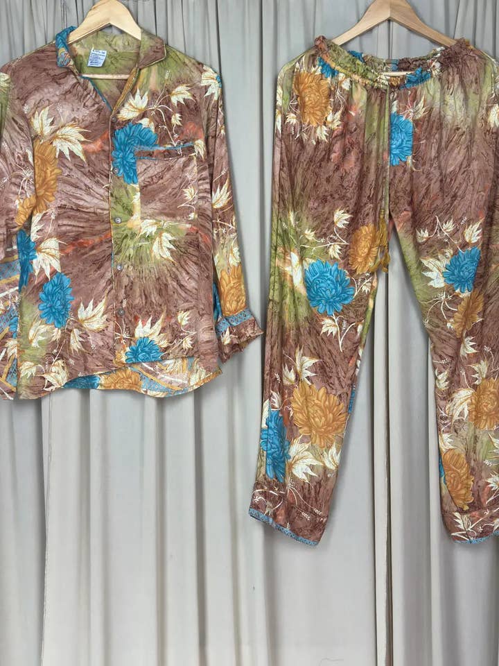 Recyceltes Seiden-Pyjama-Set, Seidiges Loungewear-Pyjama-Set, Größe L / XL für den Großhandel von The Eastern Loom