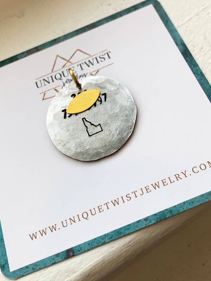 Plaque d'identification personnalisée estampée à pour la vente par Unique Twist Jewelry