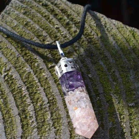 ¡Nuevo! Collar con colgante de orgonita orgónica con amatista natural, cuarzo transparente y cristales de cuarzo rosa para venta al por mayor de Reiju
