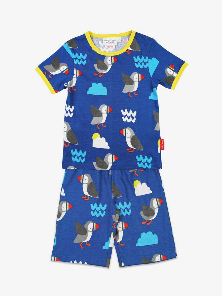 Pyjama enfant en coton bio à manches courtes avec imprimé macareux pour la vente par Toby Tiger GmbH
