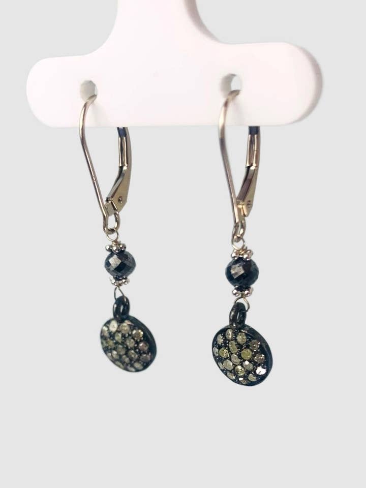 14KW & Silver Pave Drop örhänge med svart diamantpärla för wholesale av Raja Jewels