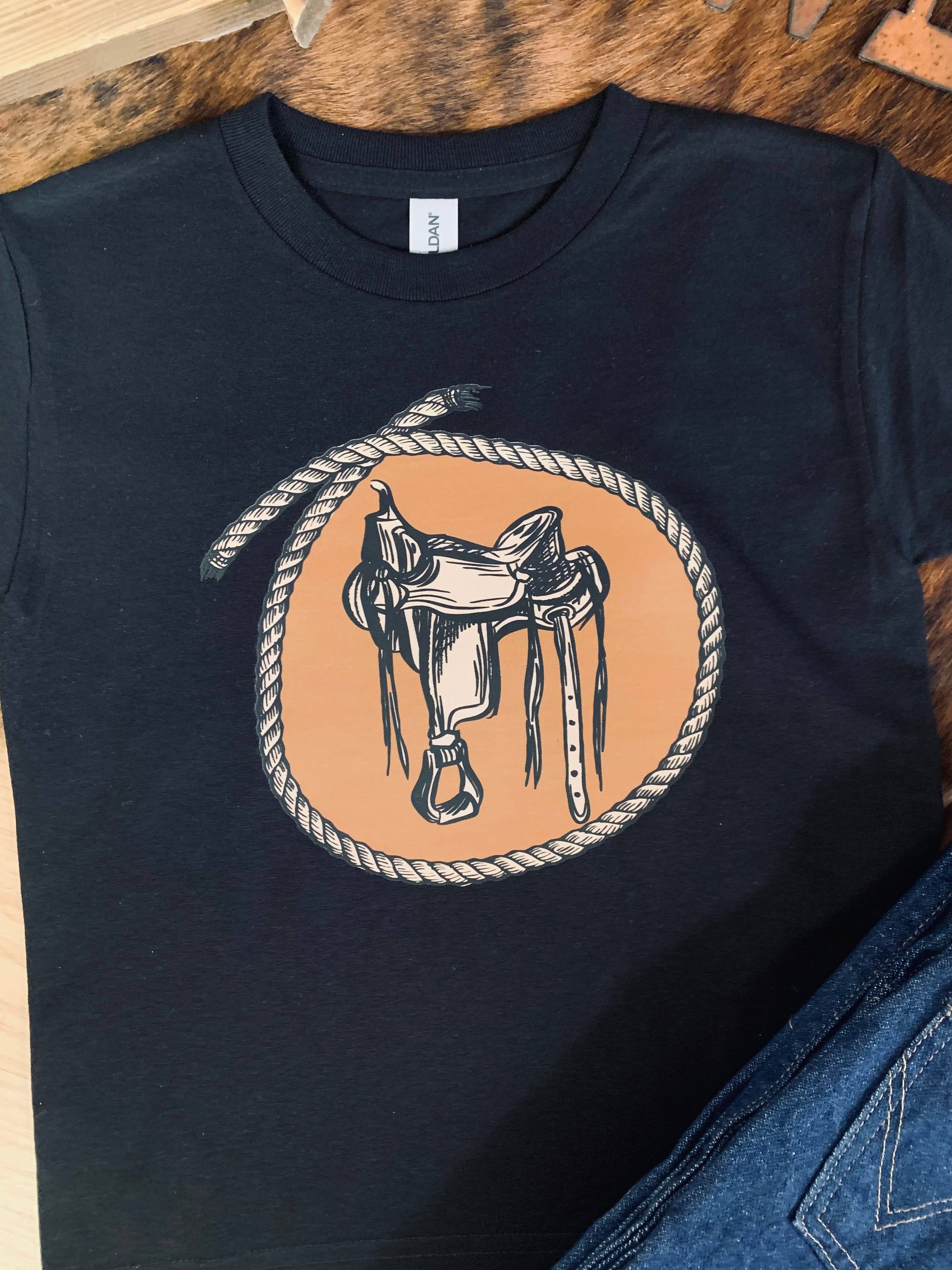 Ranch Girl Gear - Vendita all'ingrosso Maglietta serigrafata - Bambini - Maglietta Grafica per Giovani con Sella Western2