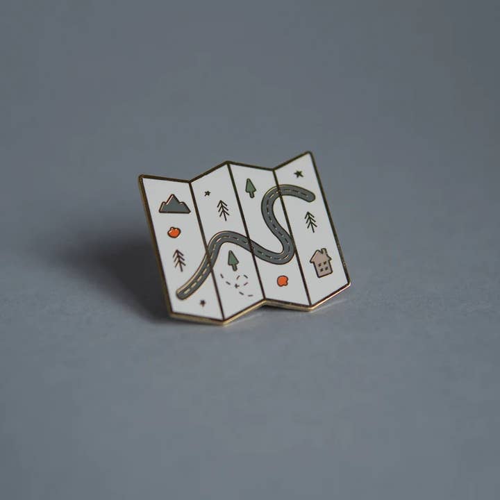 Spilla smaltata oro con mappa da viaggio per la vendita all'ingrosso da parte di Fox & the Bear