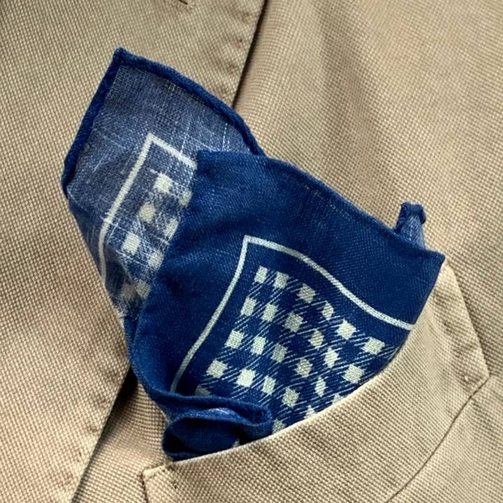 POCHETTE DE COSTUME EN PUR LIN IMPRIMÉ VICHY BLEU FONCÉ. MORUE 137 pour la vente par C.C.&Co.Srl