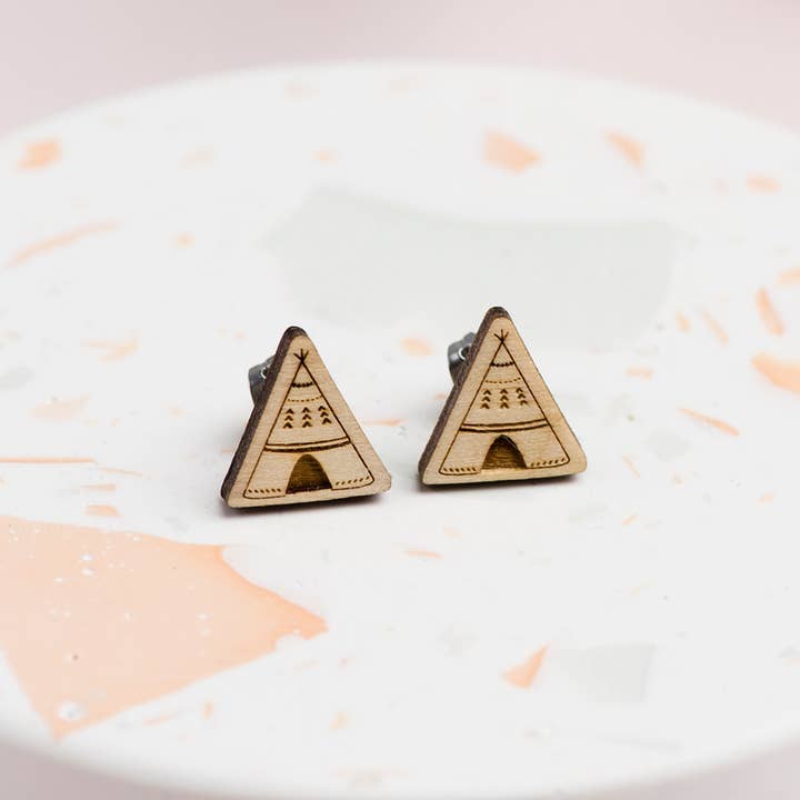 Clous d'oreilles tipi en bois pour la vente par Ginger Pickle