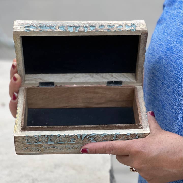 Lungta Imports - Vente Boîte/rangement à bijoux - Boîte en bois sculptée à la main avec motif lotus pour bijoux et montres4