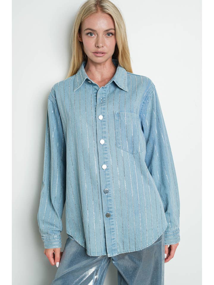 Chemise en jean à fines rayures et strass IT3196 pour la vente par KIWI