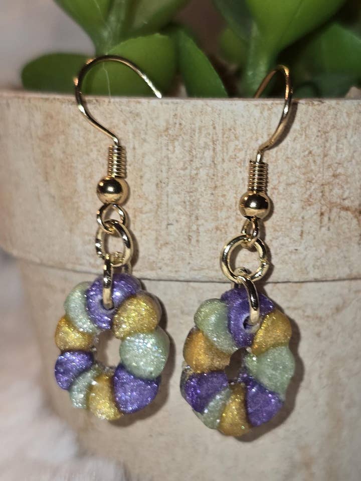Boucles d'oreilles gâteau des rois Mardi Gras Carnaval de la Nouvelle-Orléans pour la vente par BabyGirl Creations
