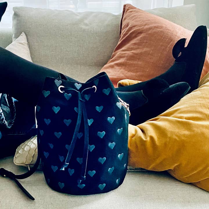 Hums Borsa a secchiello nera con cuori ricamati per la vendita all'ingrosso da parte di Humswear