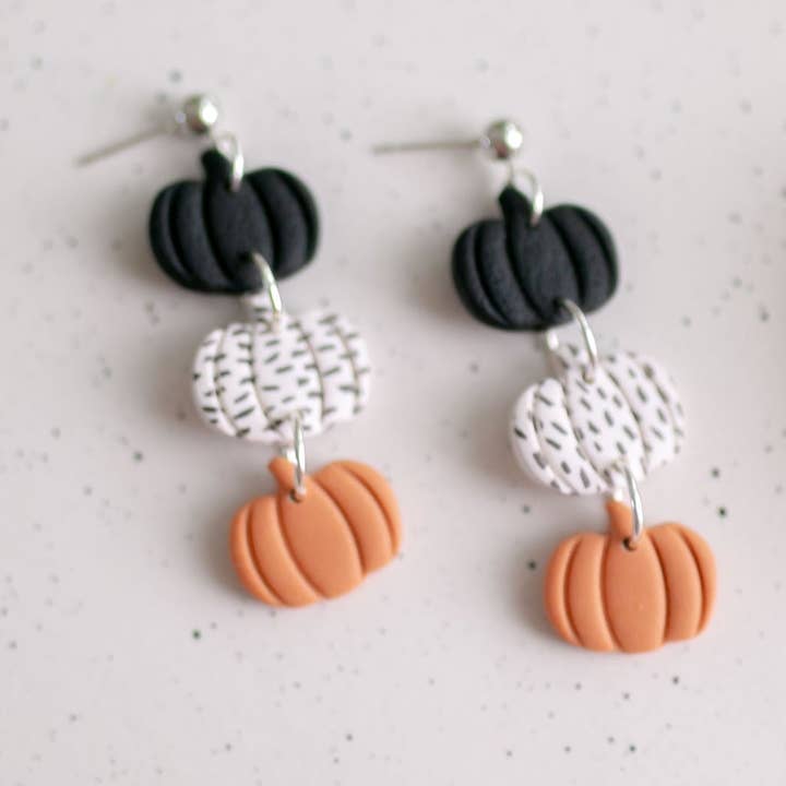 Boucle d'oreille en argile | Pink Dangles en forme de citrouille | Collection d'automne pour la vente par Hazel n Blue
