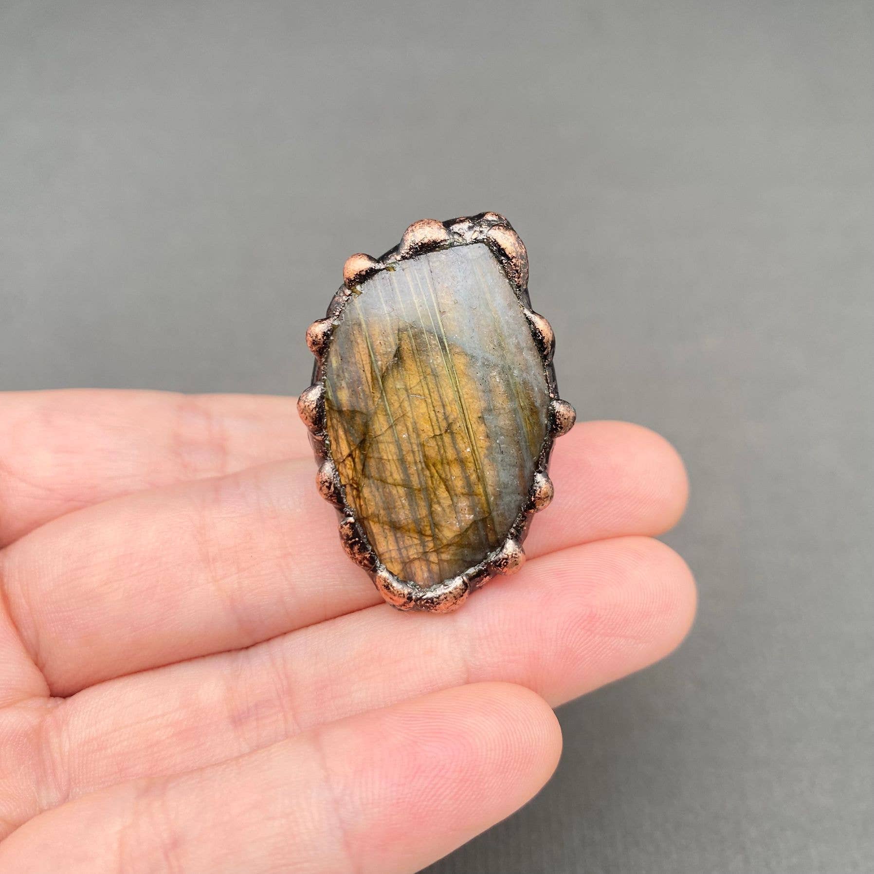 Mio Queena – Großhandel Cocktail-/Statement-Ring – Vintage Anemousite Bronze Naturstein Verstellbarer Ring - CS0