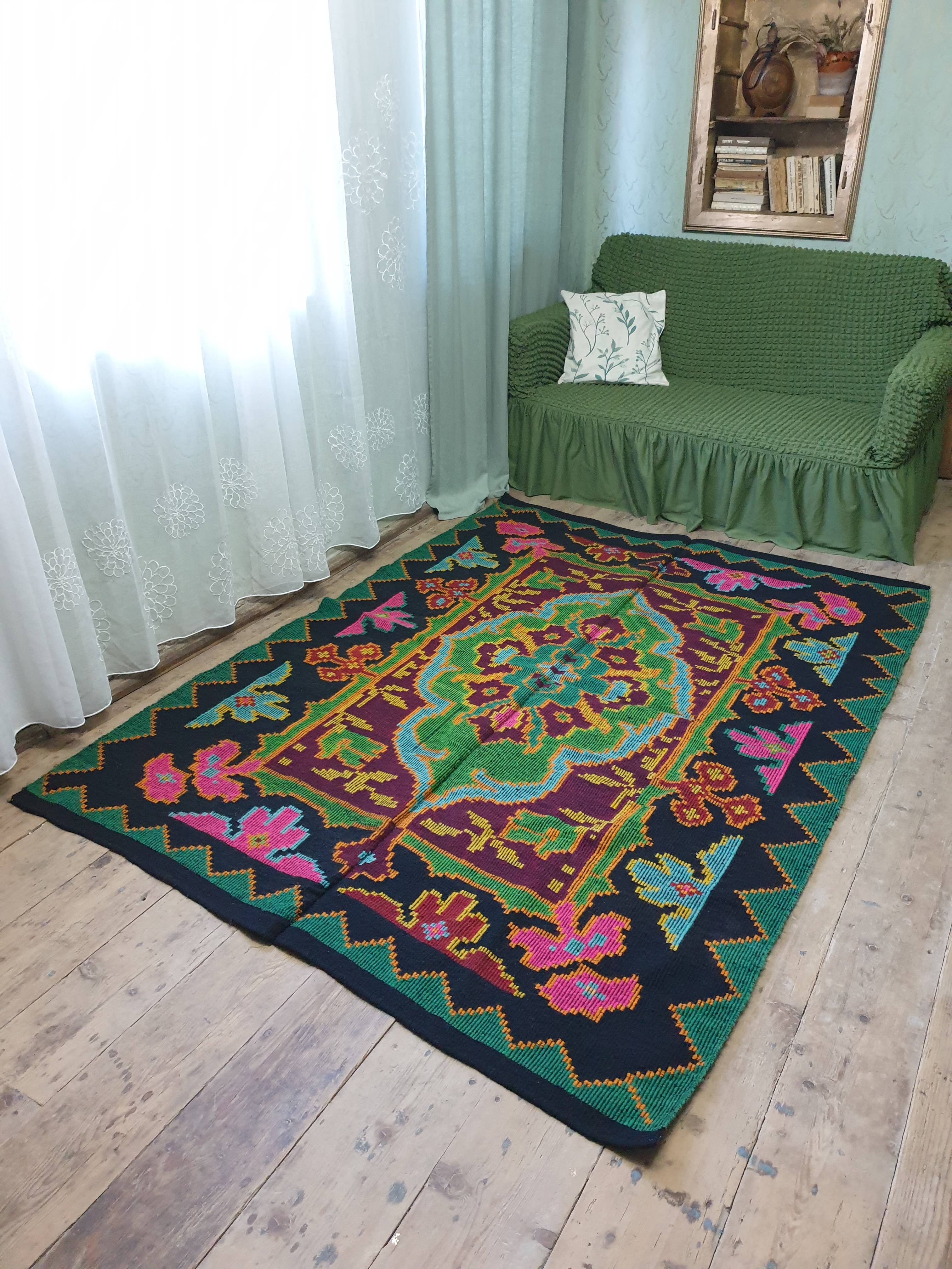 MADE WITH LOVE RO SRL - Vendita all'ingrosso Tappeto - Tappeto rumeno floreale con design colorato su sfondo verde2