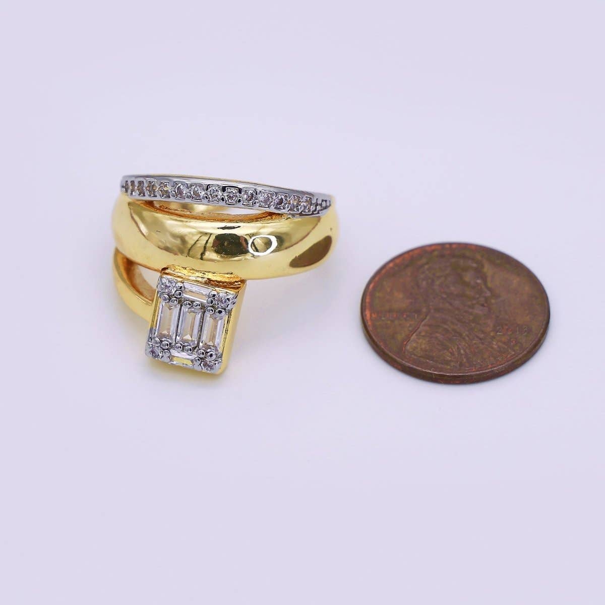 Aim Eternal – Anel multi-pedra por atacado – Anel de Múltiplas Bandas em Metal Misto com Micro Pavé de Zircónia Cúbica e Baguete Revestido a Ouro 24K | O6482