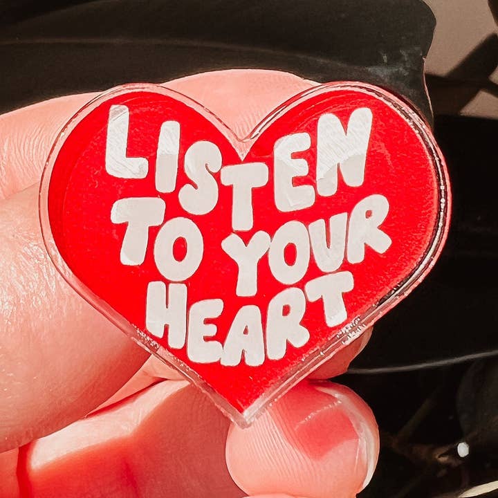 Écoutez votre cœur - Épingle en acrylique pour la vente par Stuck on You Design Co.