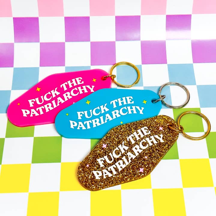 Fuck The Patriarchy - Lasergraveret og håndmalet Keycha for engroshandel hos The Hissin' Kitten