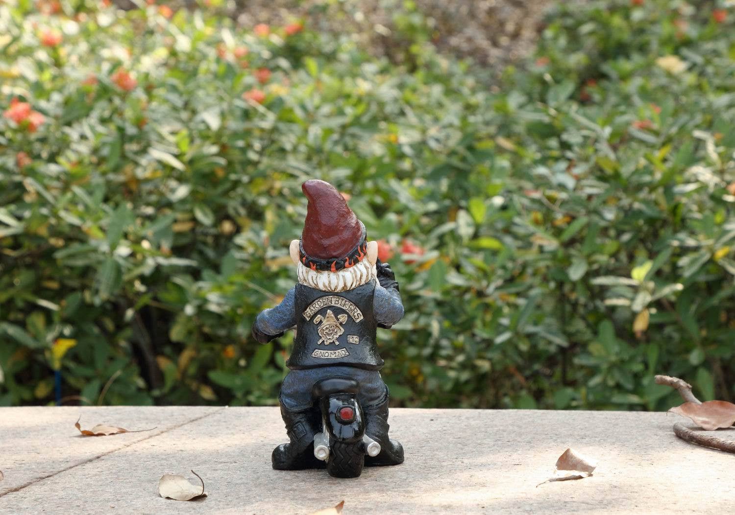 Hi-Line Gift Ltd. - Vente Nains de jardin - Nain biker faisant un doigt d'honneur (exclusivité Hi-Line)3