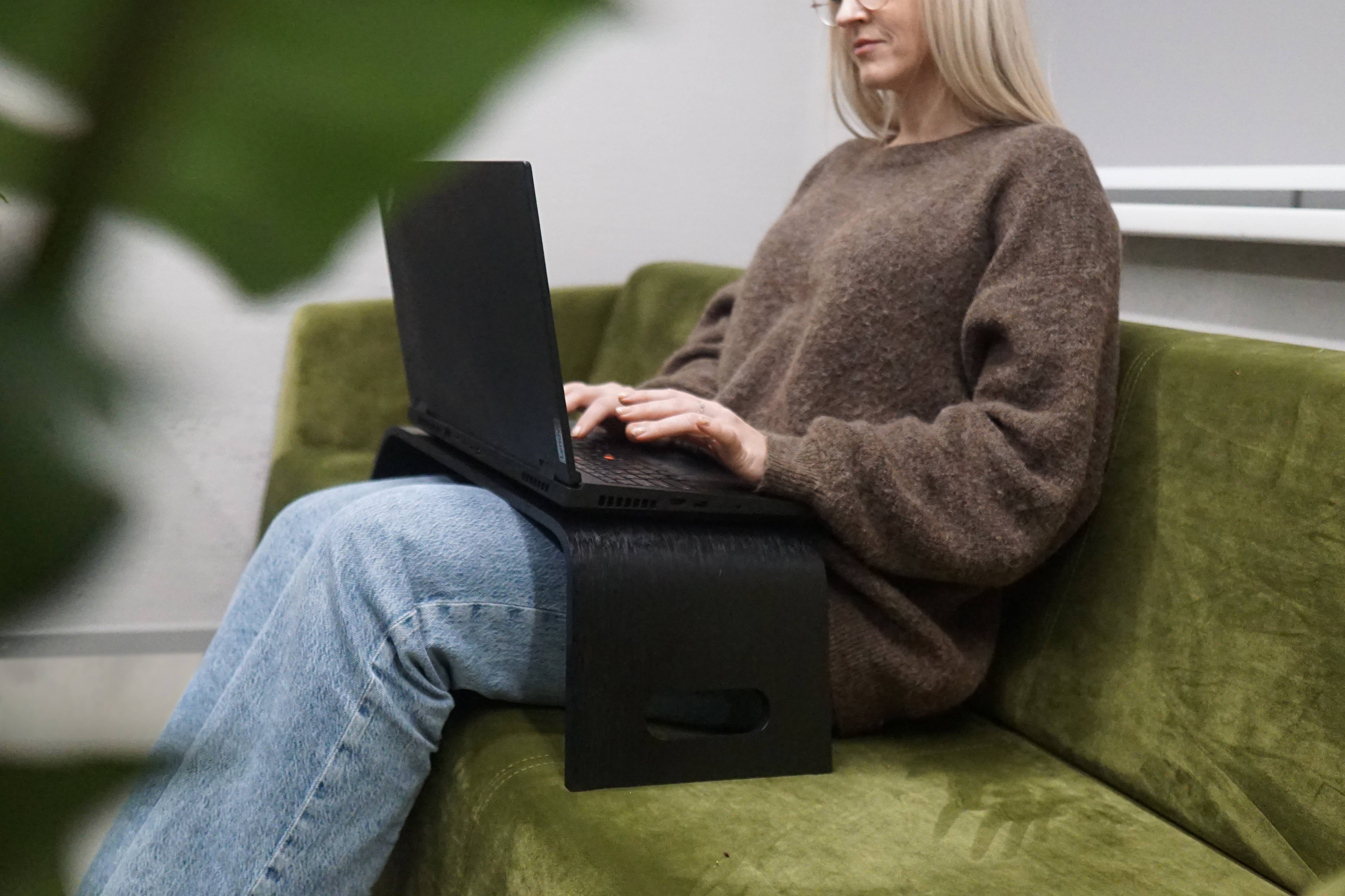 Halostands – Engroshandel Skrivebordsforhøjer – Bærbart laptopbord i amerikansk valnød3