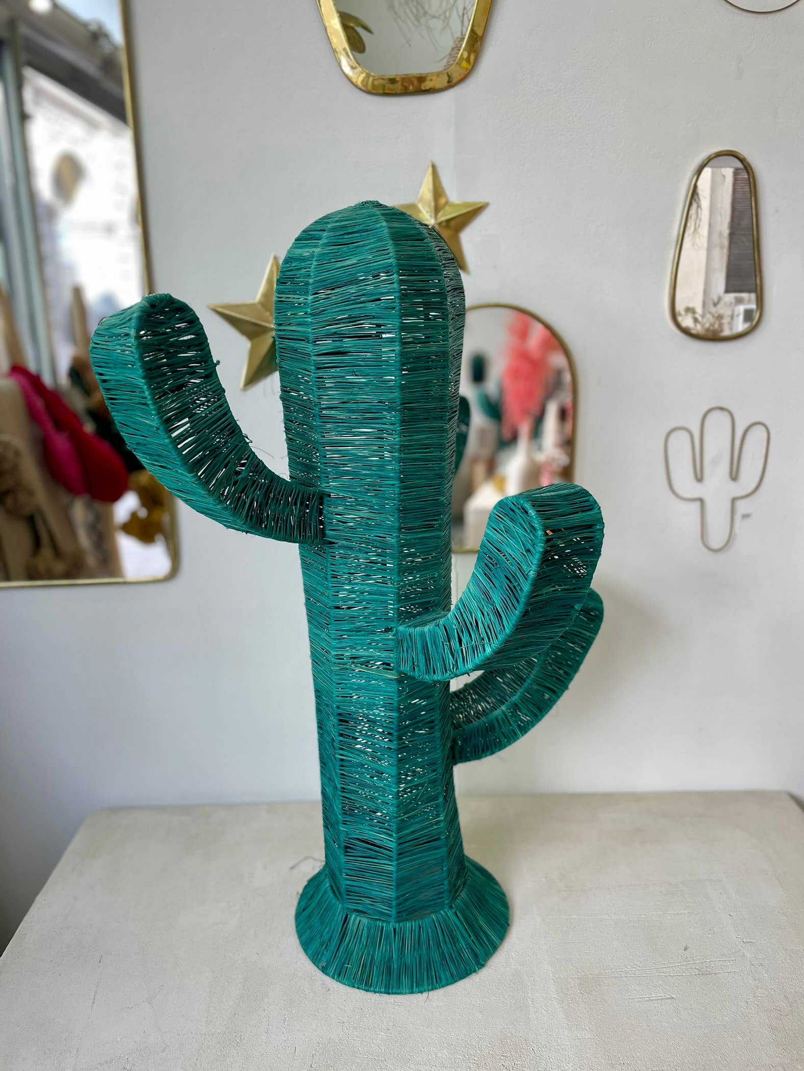 BAHIA HOME – wholesale Dekorativt bordsobjekt – Handflätad kaktus i raffia - grön10