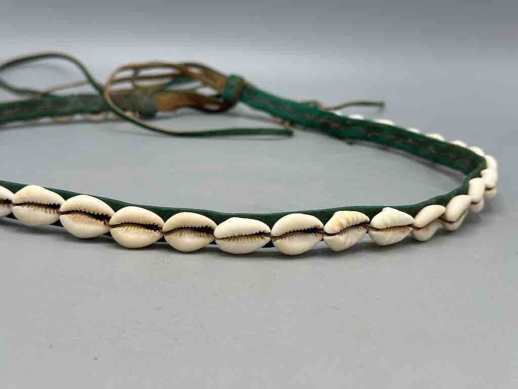 The Niger Bend – Großhandel Gürtel – Damen – Schmaler afrikanischer Krawattenverschluss aus echtem Kaurimuschelleder20