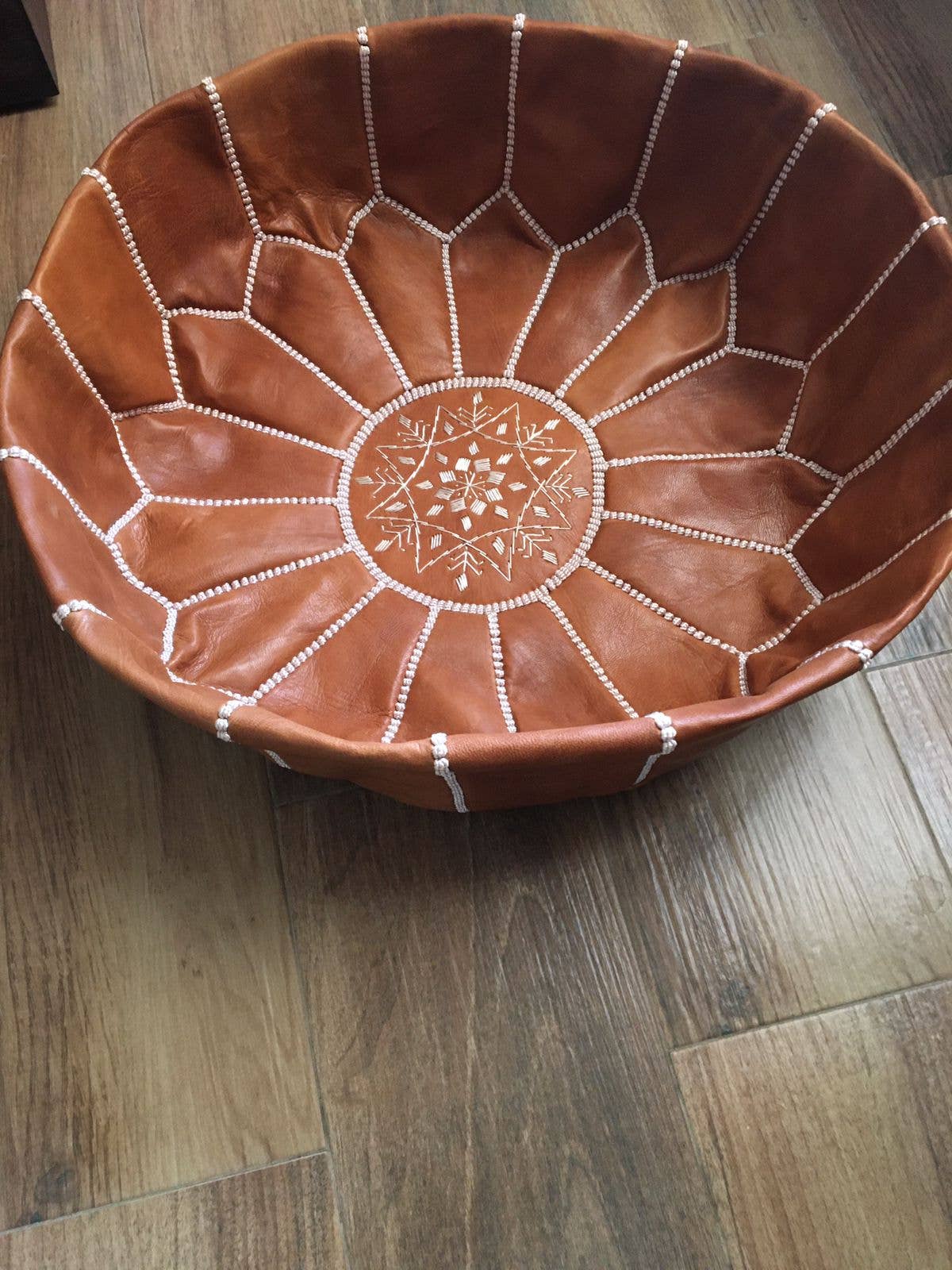 marrakeshop - Venta al por mayor Puf - Puf marroquí de cuero redondo de primera calidad en camello y marrón, 100 unidades6