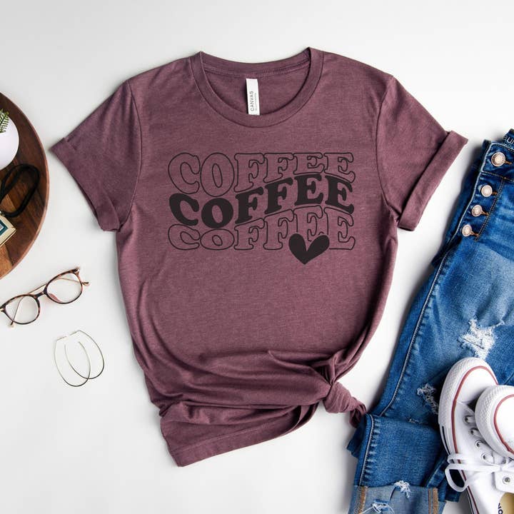 Kaffe Kærlighed Grafisk Tee Heather Maroon for engroshandel hos Indigo Bramble Boutique